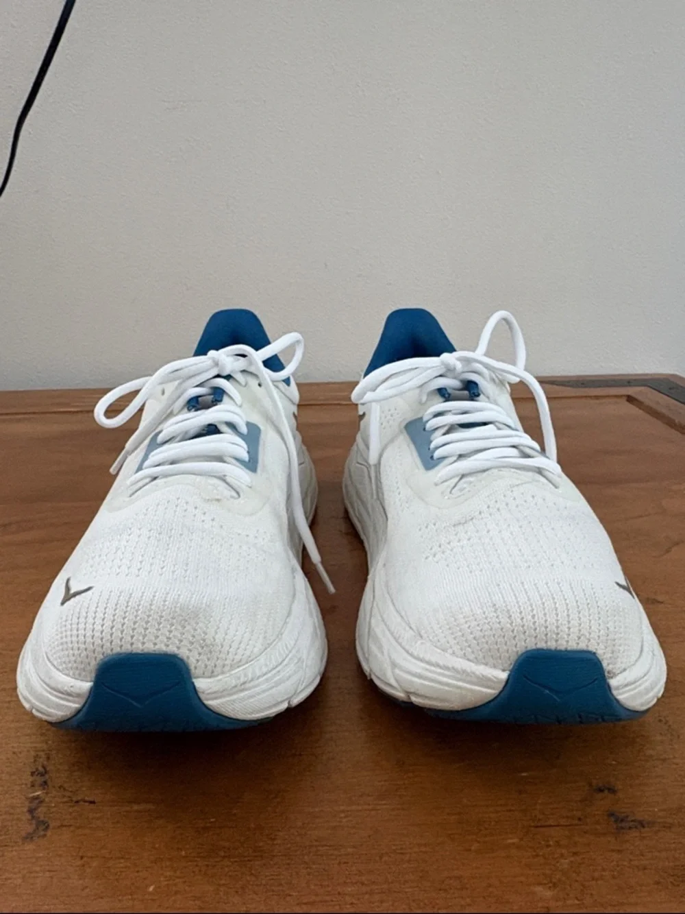 Hoka Arahi 7 White and Blue Running Shoe Size 9.5
